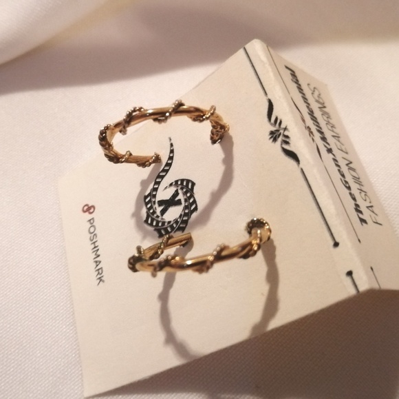 ⬇️ Vintage 14k Plated Gold Hoop Earrings - Picture 3 of 3